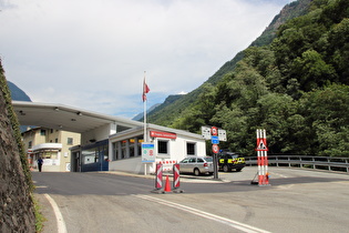 Blick talaufwärts auf den Schweizer Grenzübergang in Campocologno