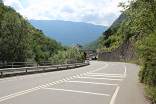 im "Niemandsland", Blick talabwärts auf den italienischen Grenzübergang im Engpass Piattamala