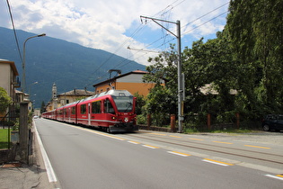 keine Straßenbahn, sondern ein bergauf fahrender Zug auf der Berninabahn in Tirano
