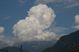 Zoom auf den Corno di Boero mit dem Gipfel in der Wolke – sieht fast wie die gerade kollabierende Aschewolke eines ausbrechenden Vulkans aus, nur die Farbe passt nicht