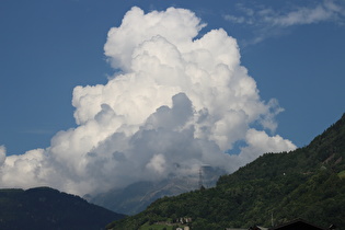 Zoom auf den Corno di Boero mit dem Gipfel in der Wolke