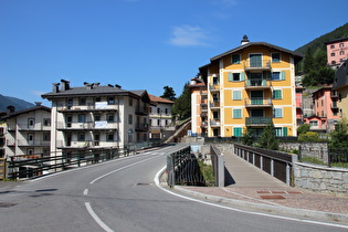 Brücken über den Óglio, die schmale aus Holz und Stahl