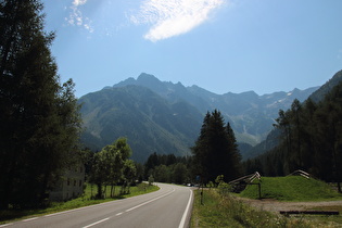 Blick ins Val Narcanello, dahinter Berge der Alpi dell'Adamello e della Presanella