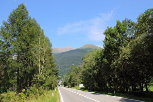 Blick ins Valcamonica, darüber die Cima Bleis di Somalbosco, dahinter der Monte Coleazzo