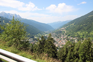 Blick über Ponte di Legno ins Valcamonica talabwärts