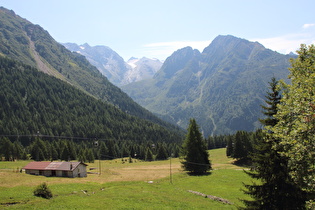 Blick über eine Talstufe des Valcamonica zu den Gletschern Pisganino und Vedretta Pisgana