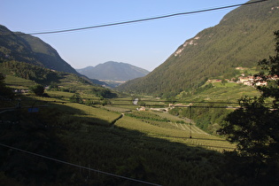 Blick talabwärts Richtung Val di Non auf den Monte Ózol