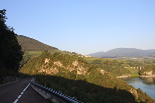 Abfahrt zur im Tal gelegenen Brücke über den Torrente Pescara