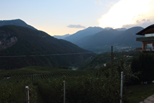 in Cagnò, Blick nach Westen über das Val di Sole …