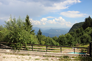 … Blick über das Etschtal Richtung Dolomiten