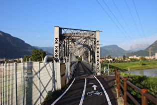 Etschbrücke im Verlauf des Etsch-Radweges westlich von Bozen