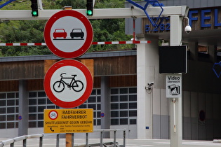 Beschilderung Stinkeverkehr (oben) für Fahrradfahrer (mittig und unten)