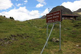 Schild an der Westrampe untehralb der Passhöhe, dahinter der Rosskopf