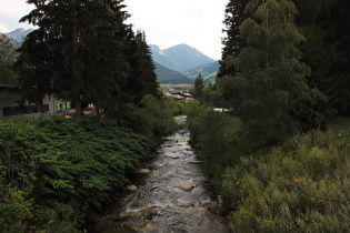 der Antholzer Bach in Niederrasen, Blick flussabwärts, …