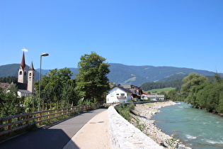 Pustertal Radweg und Rienz in St. Lorenzen, Blick flussabwärts …