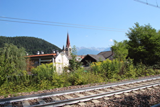 Blick über die Pustertalbahn und St. Lorenzen nach Nordosten …
