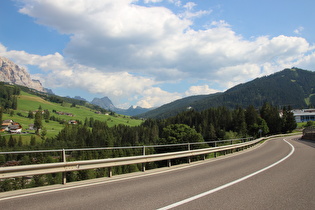 … und Blick talaufwärts zum Passo Valparola am Horizont, rechts im Bild der Piz La Ila