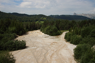… und Blick flussabwärts auf den Sassongher in der Puezgruppe (links im Bild)