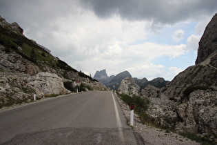 … und Blick über die Passhöhe auf den Monte Averau