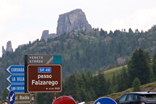 Schild auf der Passhöhe, im Hintergrund die Cinque Torri