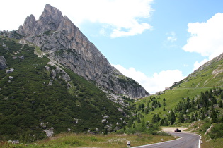 … und Blick über die oberste Kehre auf den Sass di Stria und die Südrampe des Passo di Valparola