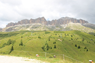 Blick auf die Gruppo del Sella mit Schuttkegeln, mit Sasso Pordoi (links) und Piz Boè (rechts)