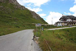 Schild an der Ostrampe knapp unterhalb der Passhöhe, mit dämlichen Bapperln zugeklebt – Pfui bäh!; Blick zur Passhöhe