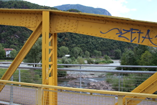 Brücke über die Talfer in Bozen, Blick auf deren Mündung in die Eisack …