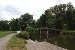 Hagenburger Kanal mit Brücke im Verlauf des Uferradweges