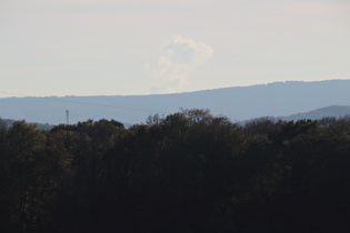 Zoom auf Dampfschwaden vom Kernkraftwerk Grohnde