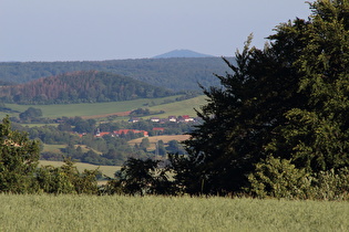 Zoom über Helmighausen auf den Weidelsberg
