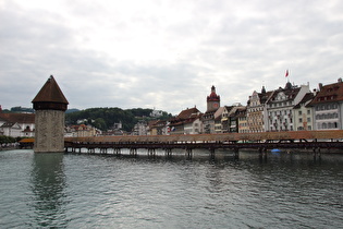 Blick von der Seebrücke auf die Kapellbrücke und den Wasserturm