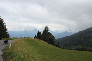 weiter unten, Blick über das Steinbachtal auf die wolkenverhangenen Berge über dem Sarneraatal
