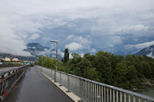 … und Blick über die Brücke nach Osten
