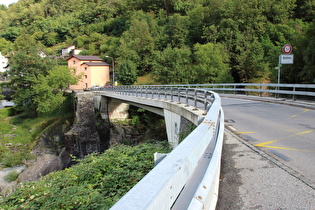 die Melezza in Golino, Blick über die Brücke auf Golino, …