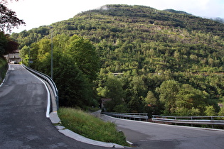 Steilstrecke in der Talstufe unterhalb von Intragna, Blick auf Intragna