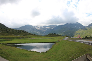 Blick über einen Teich im Bereich der Passhöhe nach Süden