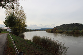 die Weser südlich von Hameln, Blick flussaufwärts …