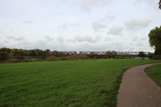 … und Blick nach Norden auf die Weserbrücke der Bahnstrecke Hannover–Altenbeken