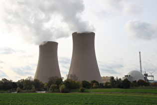 Kernkraftwerk Grohnde mit den beiden Naturzug-Nasskühltürmen