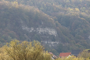 Zoom über Pegestorf auf Felsen des Breitenstein