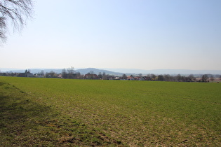 weiter südlich, Blick über Everloh auf Gehrdener Berg und Deister am Horizont
