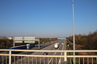 Brücke zwischen Hannover-Schwarze Heide und -Stöcken, Blick über die A2 nach Osten, …