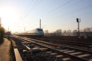 Blick über die Bahnstrecke Hannover–Minden nach Westen …