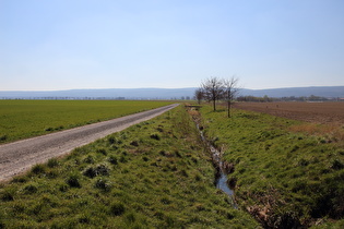 weiter südlich, Blick über den Kirchdorfer Mühlbach zum Deister, …