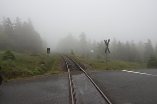 oberster Bahnübergang der Brockenbahn, Blick Bahntrasse bergauf …