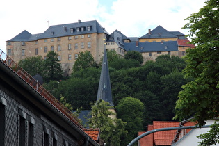 Zoom auf das Schloss Blankenburg, davor die Bergkirche St. Bartholomäus