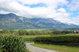 Westrand von Häusern, Blick auf Hall in Tirol und die Südflanke des Karwendel