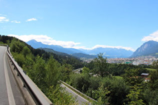 Westrand von Ampass, Blick über Innsbruck auf die Stubaier Alpen, …