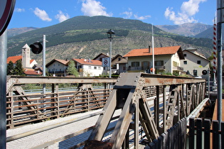 Etschbrücke in Laas, Blick Richtung Ortskern, …